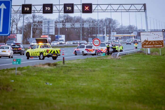 Auto knalt hard tegen vangrail