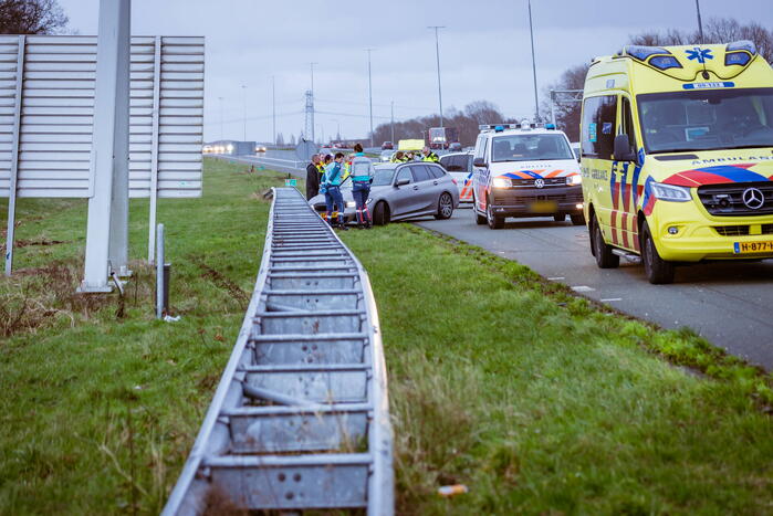 Auto knalt hard tegen vangrail