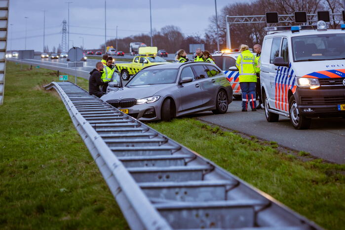 Auto knalt hard tegen vangrail