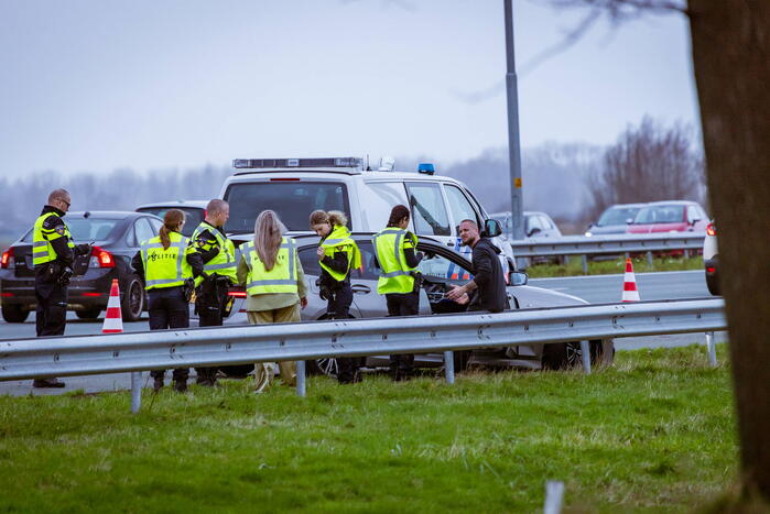 Auto knalt hard tegen vangrail