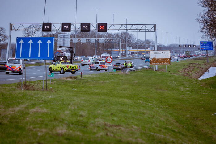 Auto knalt hard tegen vangrail