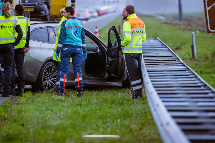 Auto knalt hard tegen vangrail