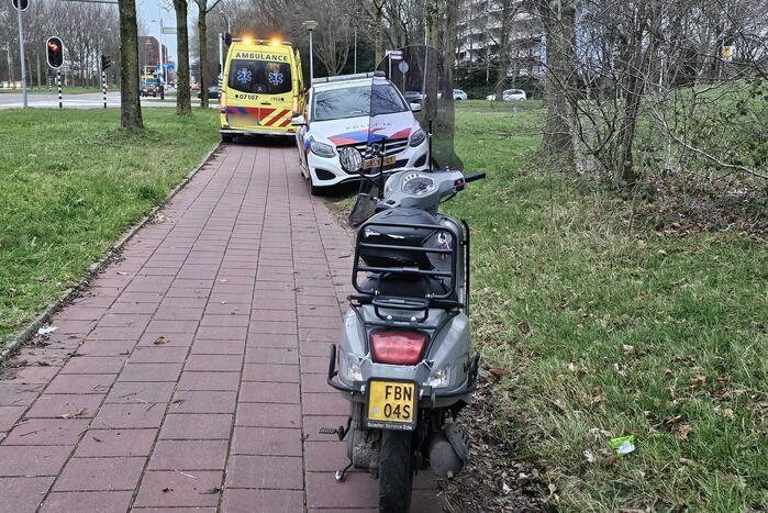 Scooterrijder onderuit na uitwijkmanoeuvre