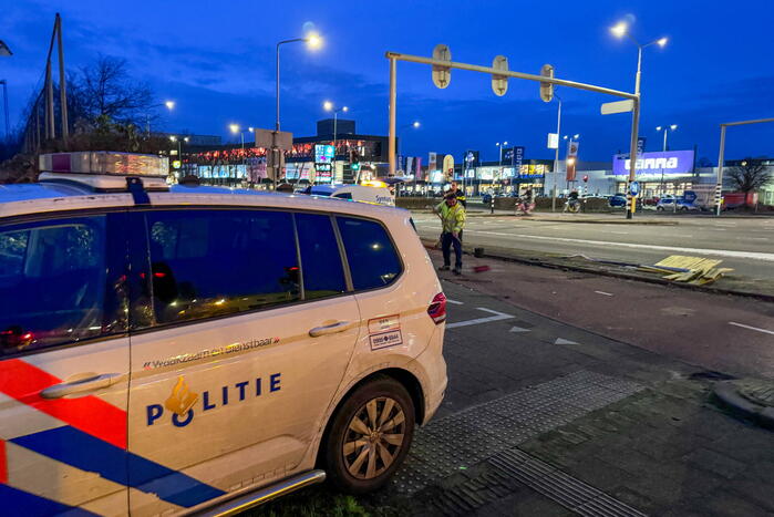 Lijnbus raakt van de weg en ramt verkeersbord en hekwerk