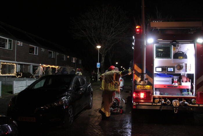Persoon en hond uit brandende woning gered