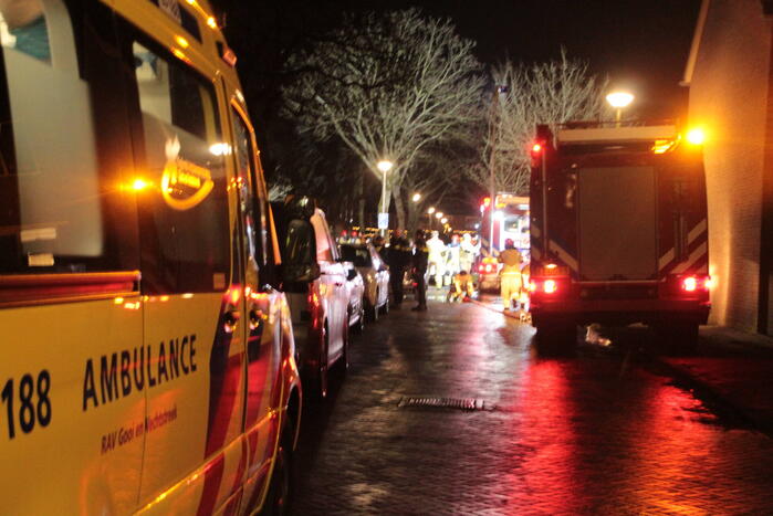 Persoon en hond uit brandende woning gered