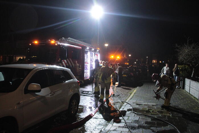 Persoon en hond uit brandende woning gered