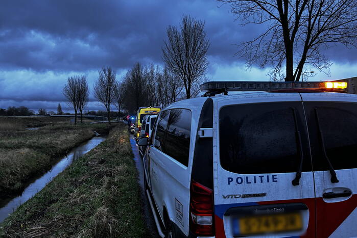 Auto te water inzittenden verlaten plaats ongeval