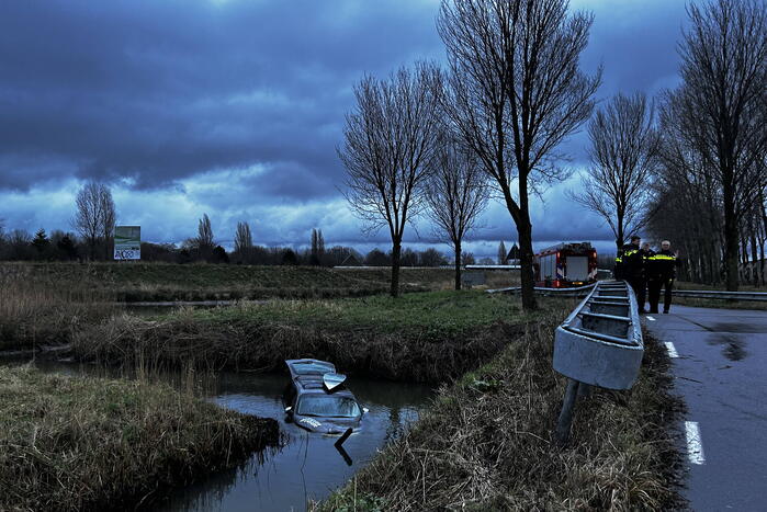 Auto te water inzittenden verlaten plaats ongeval