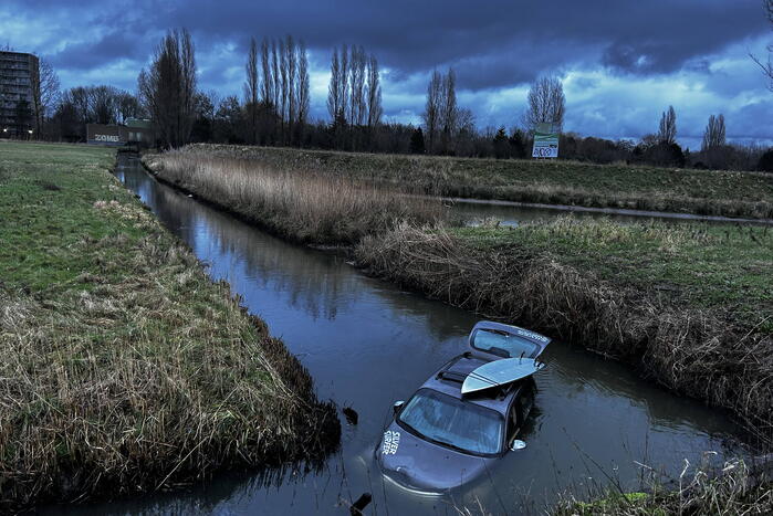 Auto te water inzittenden verlaten plaats ongeval