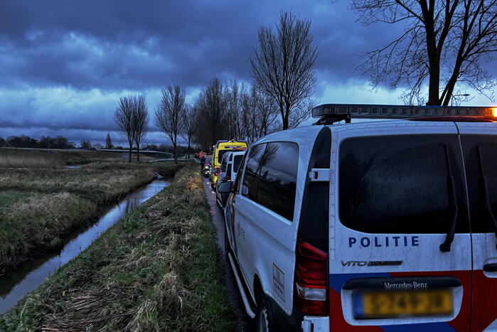 Auto te water inzittenden verlaten plaats ongeval