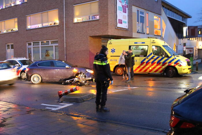 Brommerrijder botst op personenauto