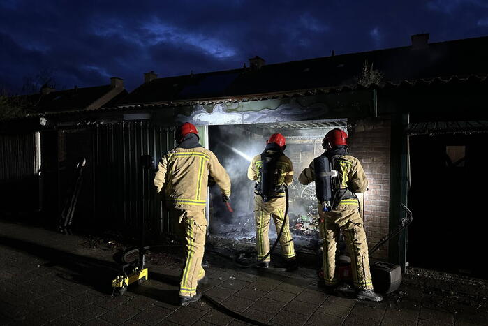 Felle brand in garage, vuurwerk mogelijk oorzaak van de brand