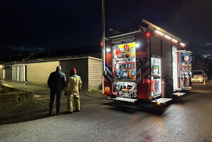 Felle brand in garage, vuurwerk mogelijk oorzaak van de brand