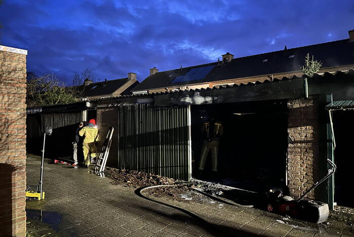 Felle brand in garage, vuurwerk mogelijk oorzaak van de brand