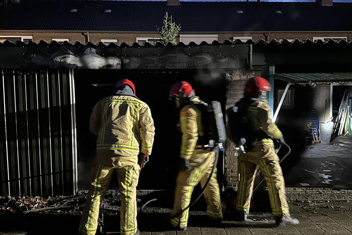 Felle brand in garage, vuurwerk mogelijk oorzaak van de brand