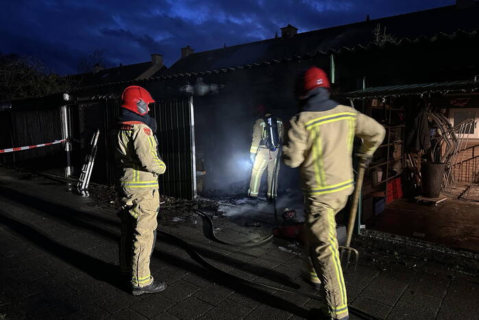 Felle brand in garage, vuurwerk mogelijk oorzaak van de brand