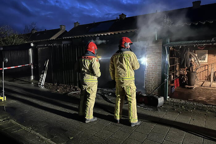 Felle brand in garage, vuurwerk mogelijk oorzaak van de brand