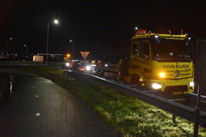 Automobilist belandt op vangrail van afrit