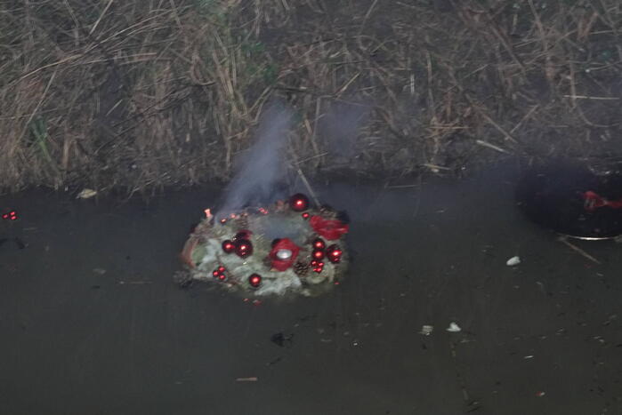 Woning vol rook door brandende kerstkrans