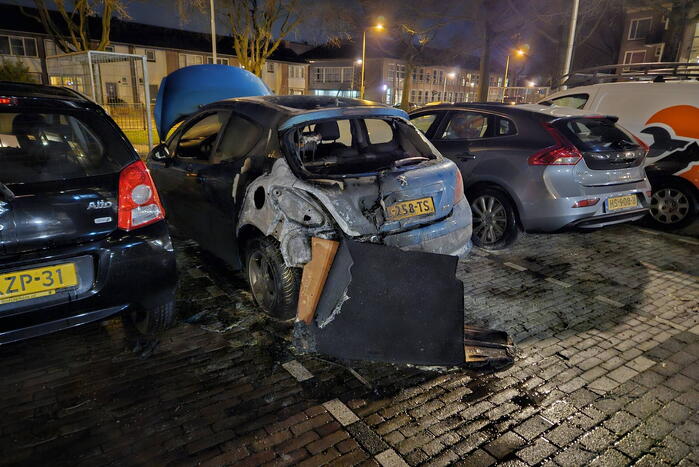 Voertuig verwoest na brand