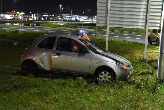 Automobilist vliegt uit de bocht en klapt op lantaarnpaal
