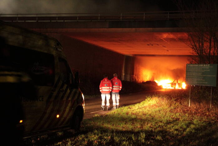 Bestelbus uitgebrand onder viaduct