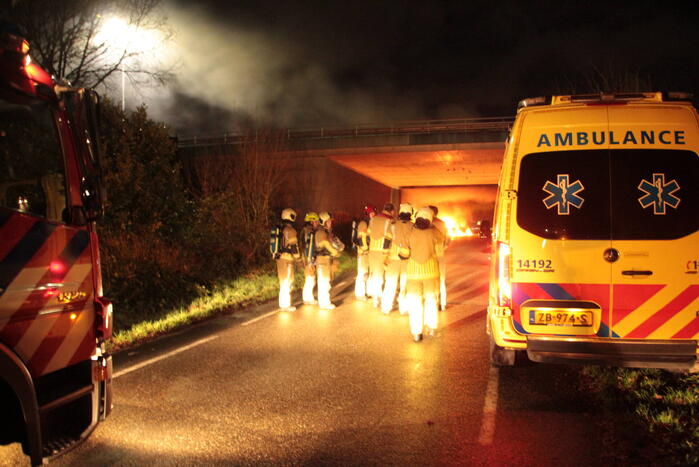 Bestelbus uitgebrand onder viaduct