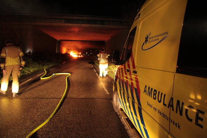 Bestelbus uitgebrand onder viaduct