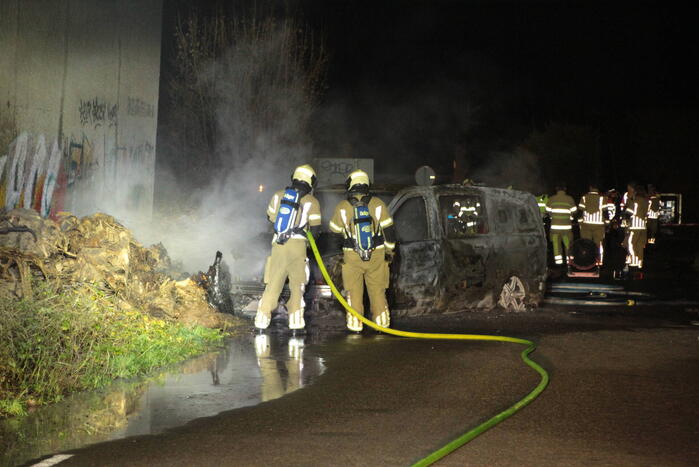 Bestelbus uitgebrand onder viaduct