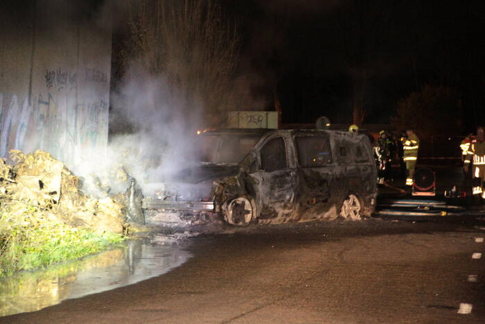 Bestelbus uitgebrand onder viaduct