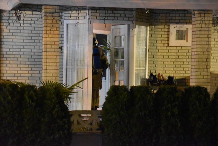 Brandweer onderzoekt rookontwikkeling in woonwagen