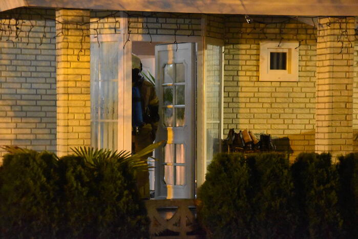 Brandweer onderzoekt rookontwikkeling in woonwagen