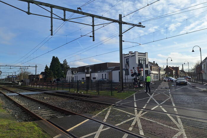 Enorme ravage nadat trein op auto botst