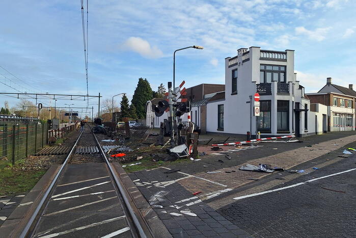 Enorme ravage nadat trein op auto botst