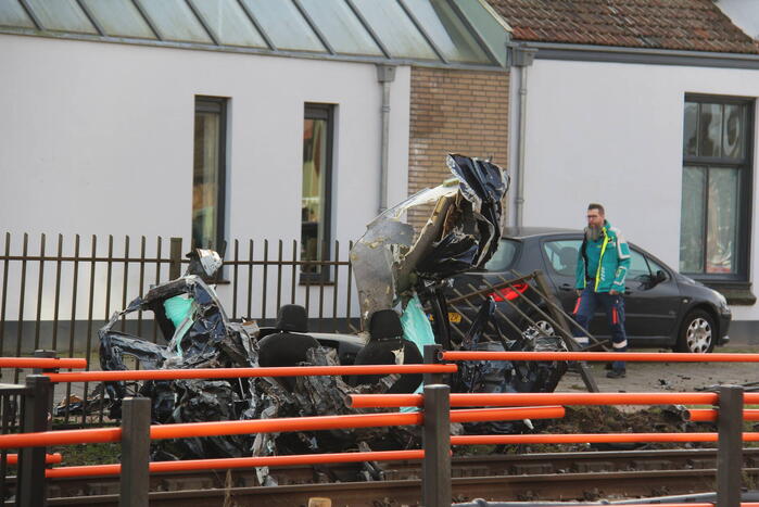 Enorme ravage nadat trein op auto botst