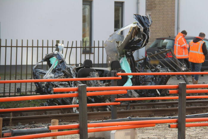 Enorme ravage nadat trein op auto botst