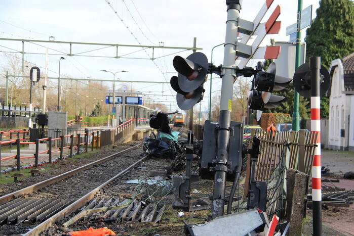 Enorme ravage nadat trein op auto botst