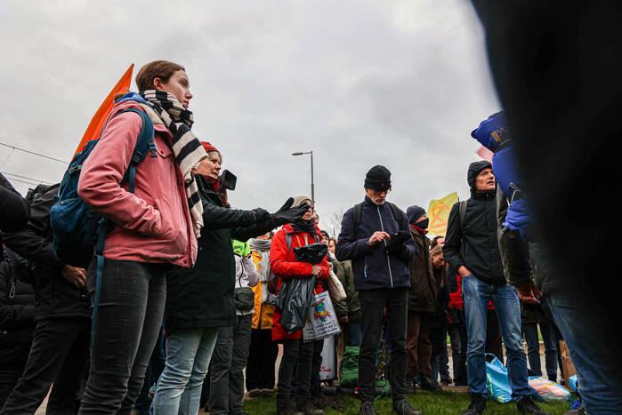 Snelweg urenlang geblokkeerd door demonstranten