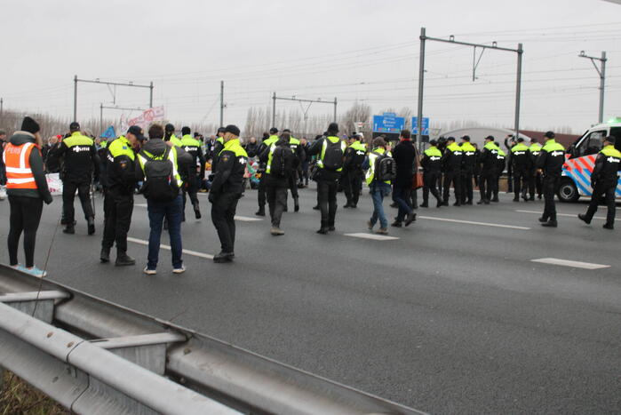 Demonstranten worden van de A10 gehaald na demonstratie