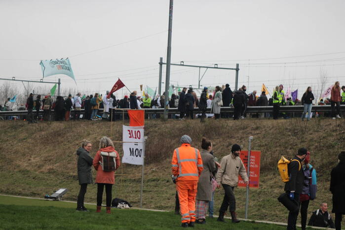 Demonstranten worden van de A10 gehaald na demonstratie