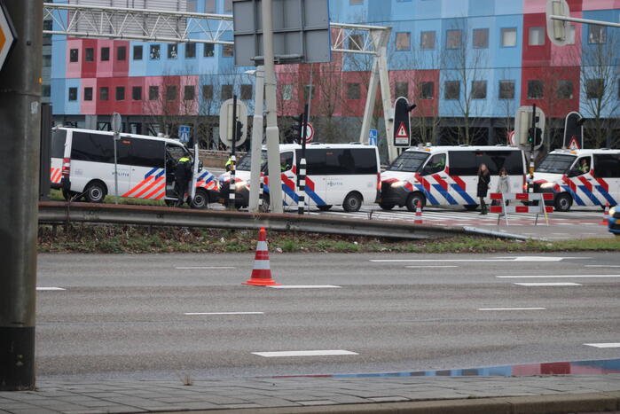 Demonstranten worden van de A10 gehaald na demonstratie
