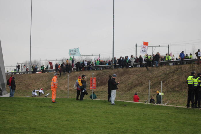 Demonstranten worden van de A10 gehaald na demonstratie