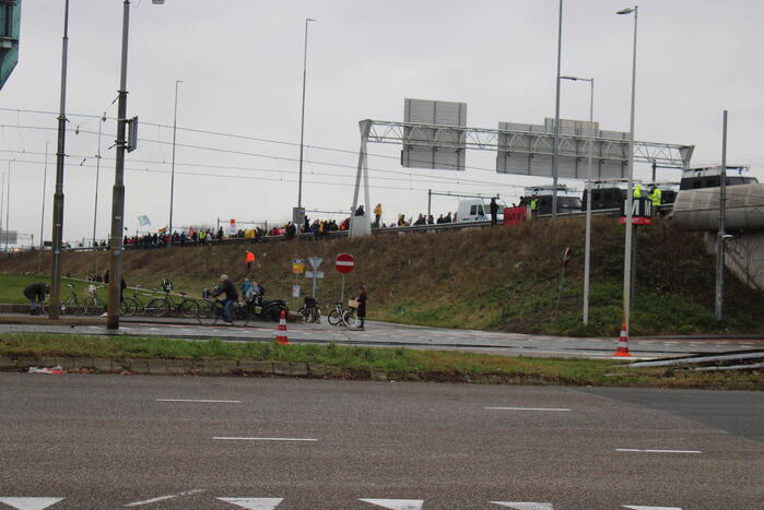 Demonstranten worden van de A10 gehaald na demonstratie
