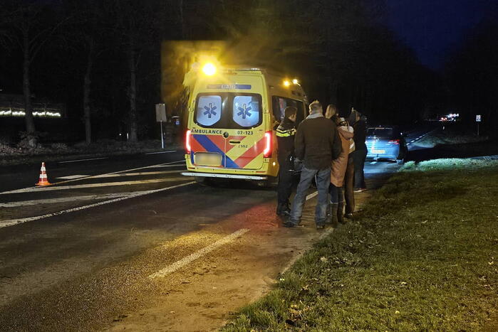 Ruiter met paard aangereden door personenauto