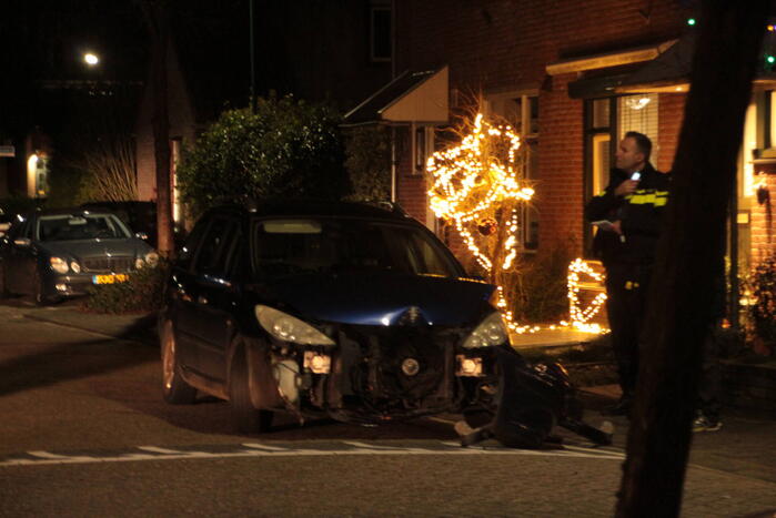 Personenauto komt tot stilstand tegen boom