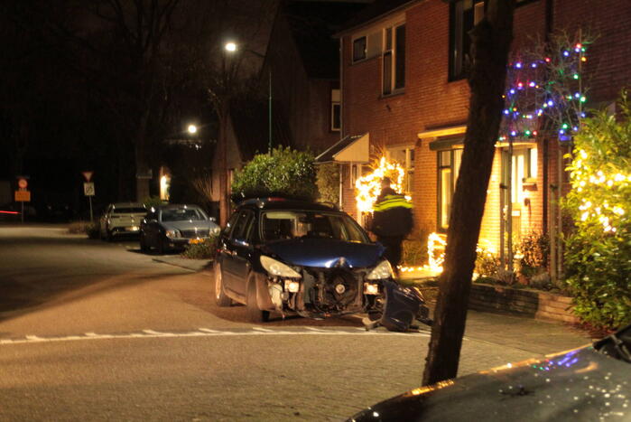 Personenauto komt tot stilstand tegen boom