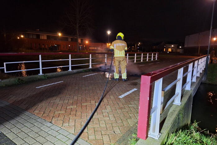 Buitenbrand op brug snel geblust