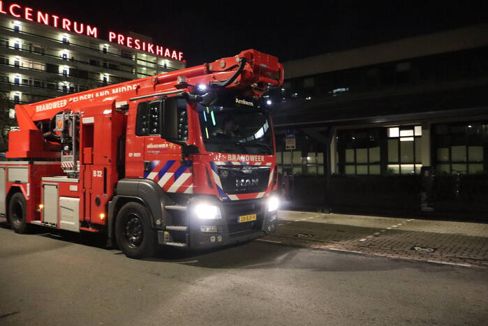 Hulpdiensten doen onderzoek naar mogelijke brand in appartementcomplex