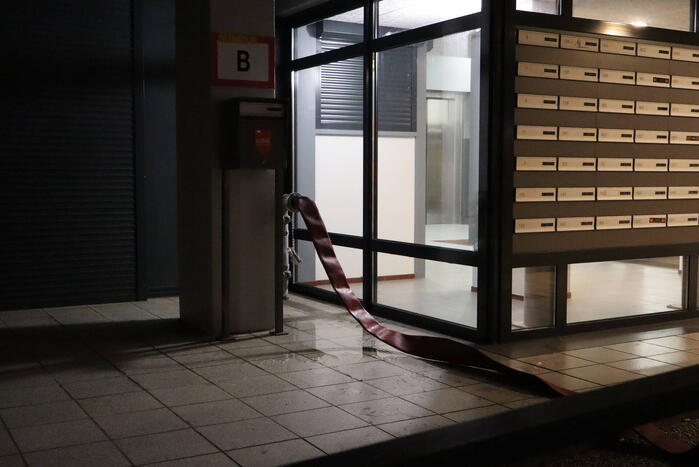 Hulpdiensten doen onderzoek naar mogelijke brand in appartementcomplex
